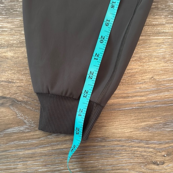 Vuori Olive Green Daily joggers - Picture 4 of 6